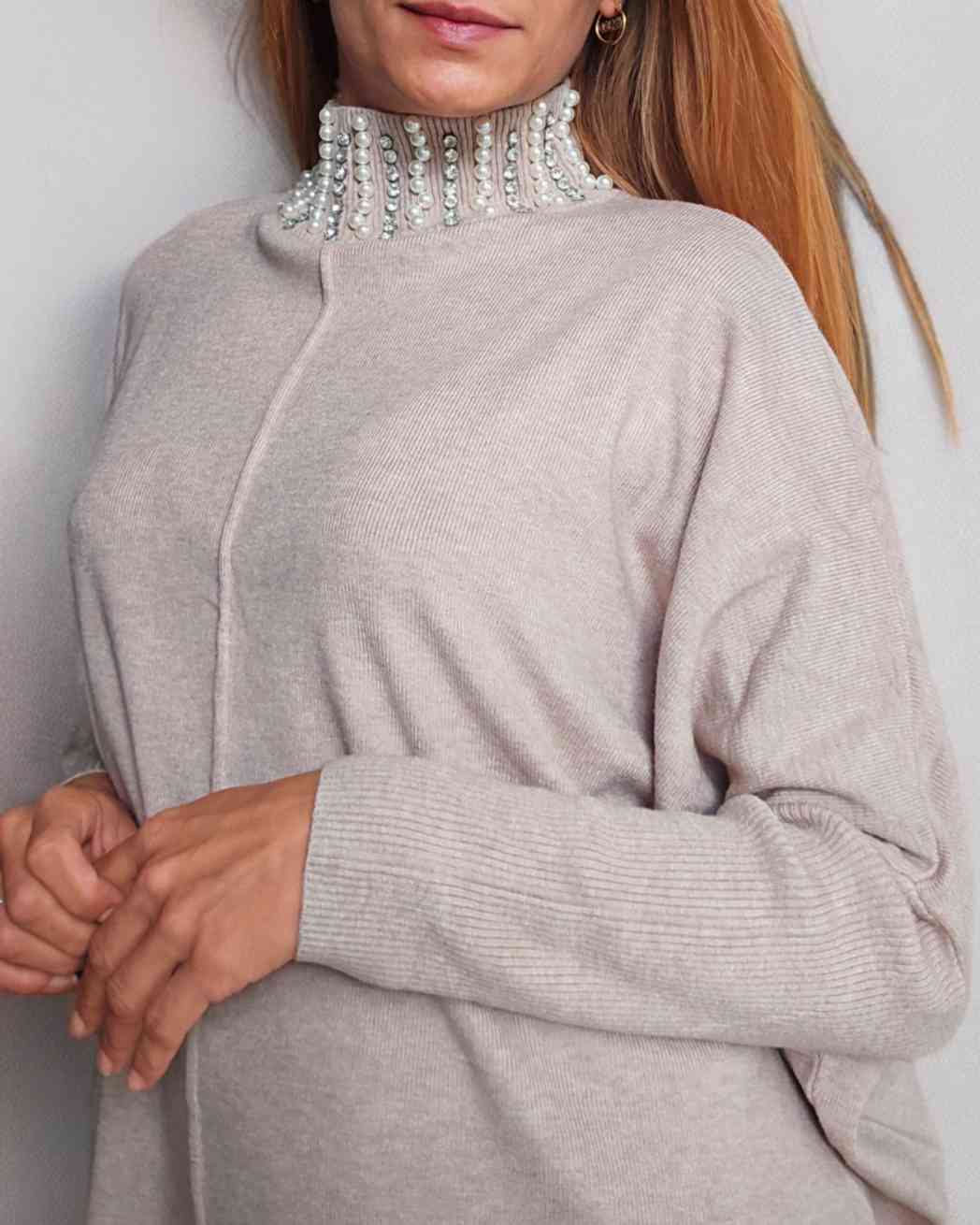 Set Strick Jersey con leggins punto- Taupe¡Mantén un aspecto elegante y confortable con nuestro conjunto de Jersey con cuello decorado con brillantes y leggins de punto. Talla unica desde XS hasta 2XL, la elasticidad del leggin garantiza comodidad sin tra