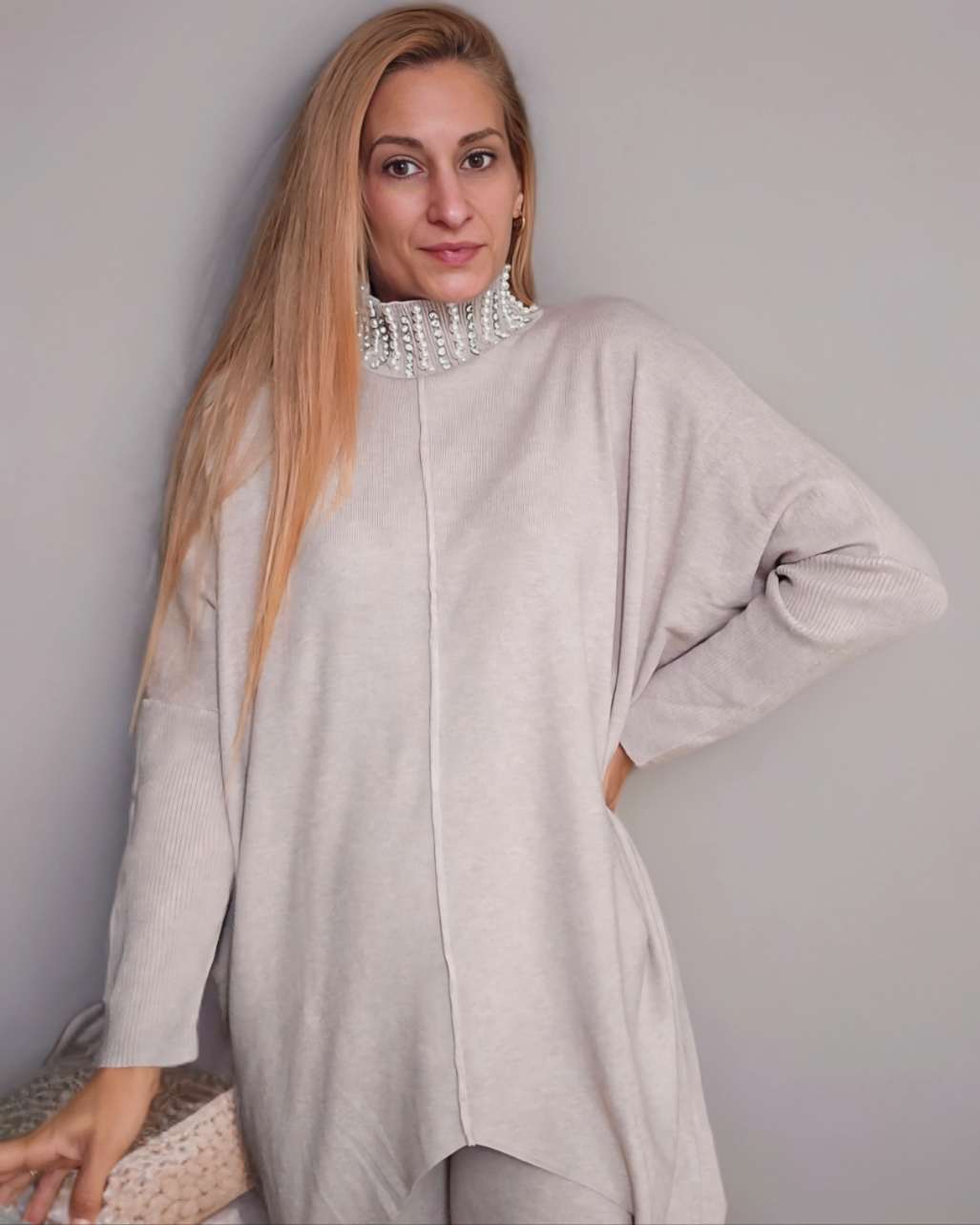 Set Strick Jersey con leggins punto- Taupe¡Mantén un aspecto elegante y confortable con nuestro conjunto de Jersey con cuello decorado con brillantes y leggins de punto. Talla unica desde XS hasta 2XL, la elasticidad del leggin garantiza comodidad sin tra