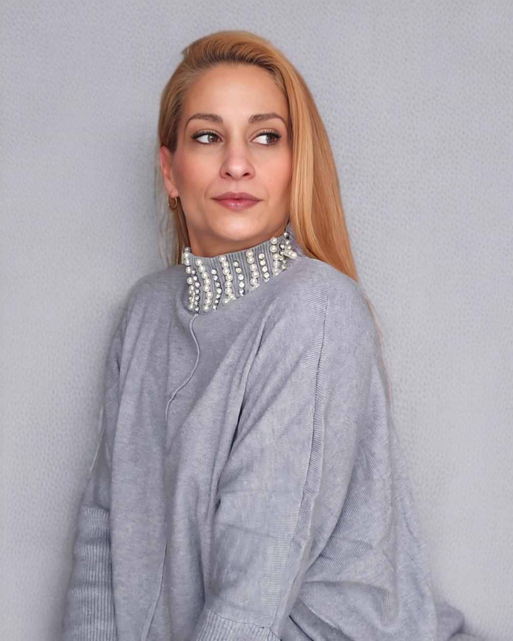 Set Strick Jersey con leggins punto- Gris¡Mantén un aspecto elegante y confortable con nuestro conjunto de Jersey con cuello decorado con brillantes y leggins de punto. Talla unica desde XS hasta 2XL, la elasticidad del leggin garantiza comodidad sin tran