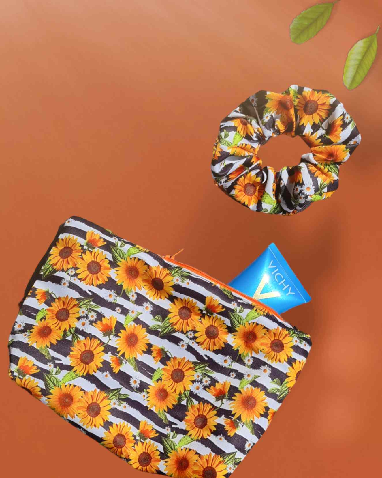 Neceser & Coletero Set Sonnenblumen | HandmadeBolsa cosmética y scrunchie Sonnenblumen ¡Revive el calor del verano con este set neceser & coletero Sonnenblumen! Pensado para completar el atuendo de tu temporada de playa y verano, este maravilloso diseño a