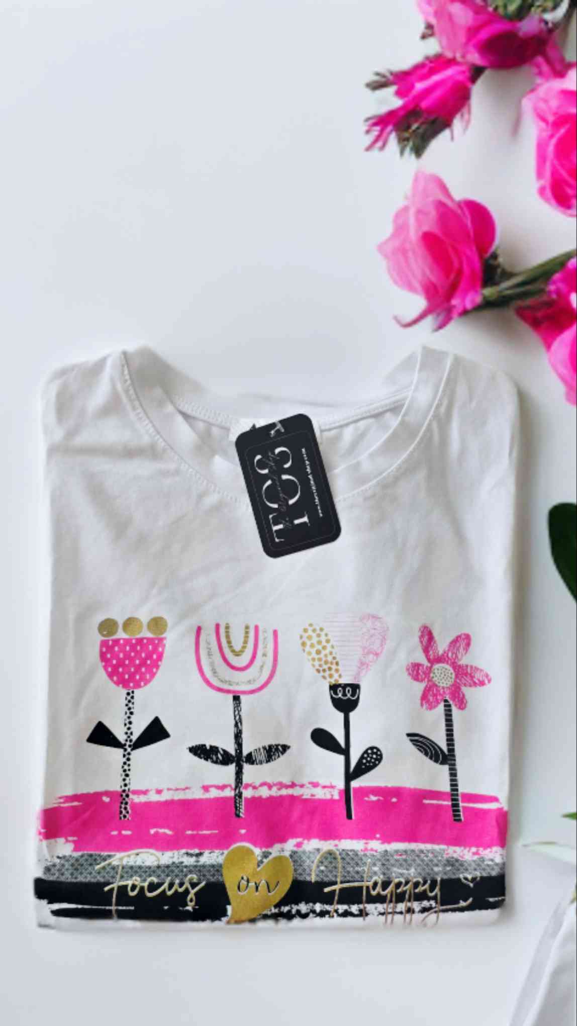 Camiseta algodón mujer - Focus On Happy | Varios ColoresCamiseta algodón estampada frase Buscas sentirte cómoda y bella al mismo tiempo? Con nuestra camiseta de algodón estampada, podrás seguir activa con los quehaceres diarios a la vez que confortable, y