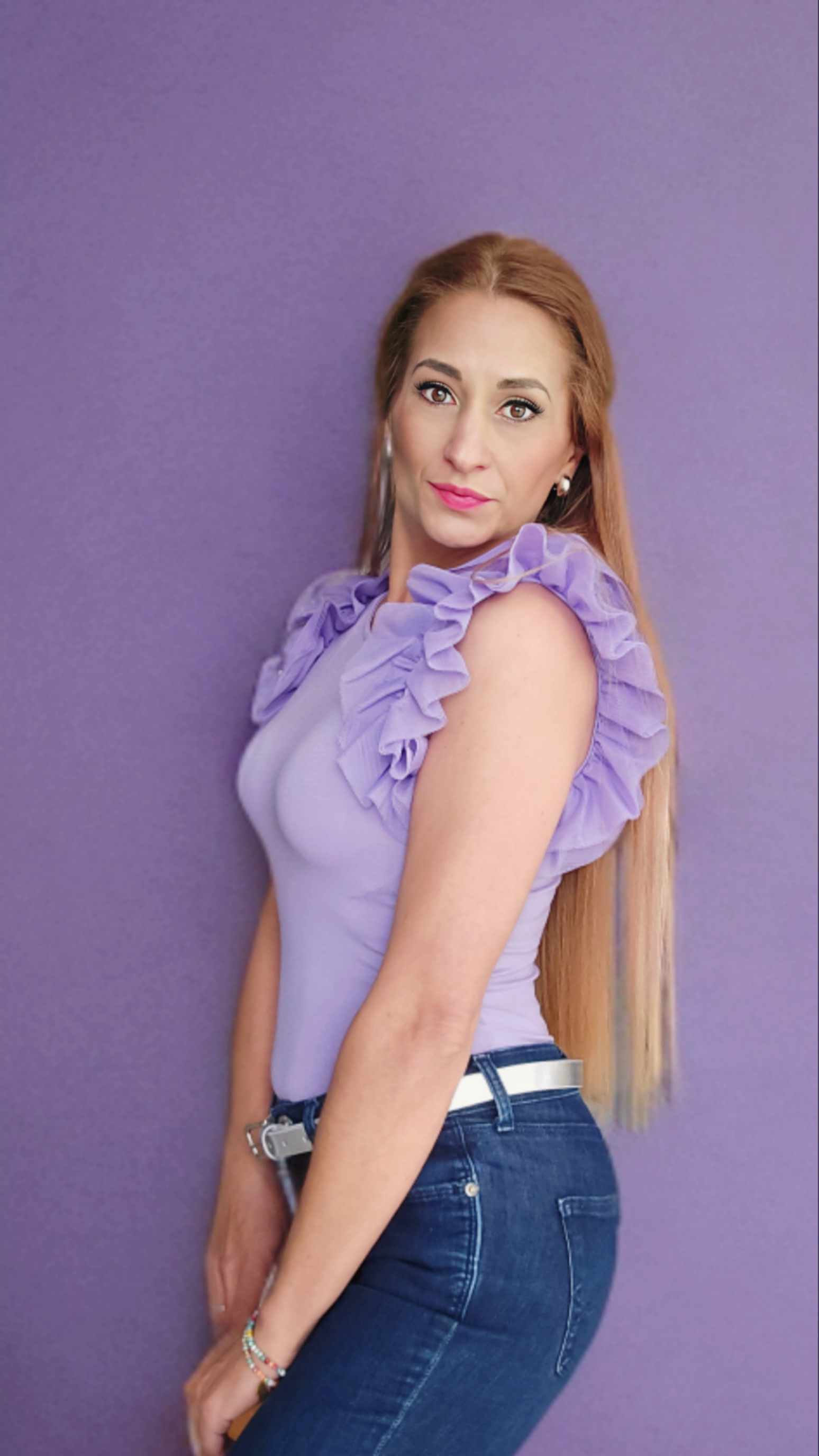 T-Shirt Body Tul Ariana Violett¡Viste con estilo y comodidad con la camiseta Body Tul Ariana! Esta camiseta tiene mangas de tul elegantes y está hecha de un tejido elástico que se ajusta perfectamente a cualquier talla, desde XS hasta XL. ¡Siéntete elegan