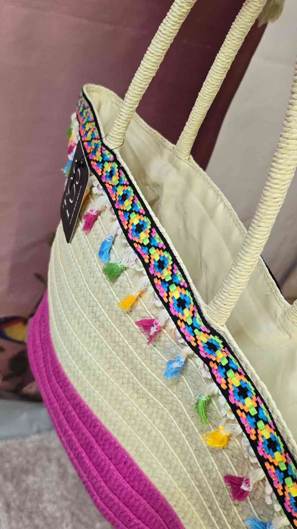 Bolso Capazo AlexandraBolso capazo verano ¡Con el bolso capazo Alexandra el verano será aún más brillante! Creado para la playa, un día de compras o para un picnic en el lago. Cuenta con un único bolsillo interior y una cinta decorativa con pompones. ¡Lle