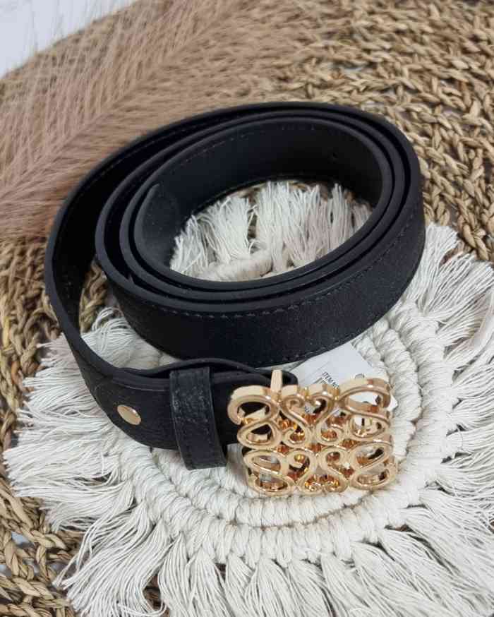 Cinturón Elegante Faire NegroCinturón Elegante Faire Este cinturón te ayudara a darle el toque que necesitas a tu look mas elegante. El cinturón elegante Faire Violeta cuenta con una hebilla dorada de diseño estético y en tendencia. Complementa tu atuendo