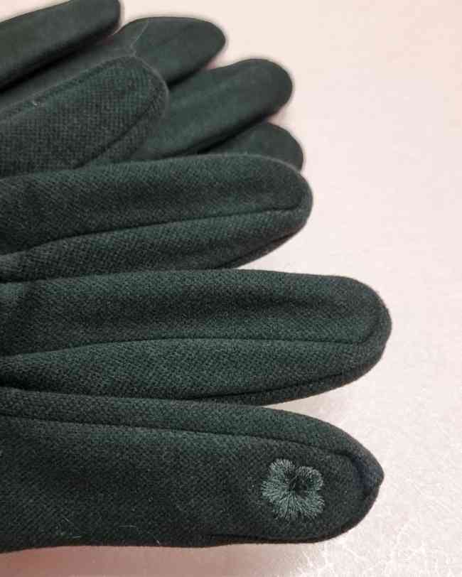 Guantes Touchscreen Deep Black¡Explora los Guantes Touchscreen Deep Black! Estos guantes se han diseñado para ser totalmente compatibles con la pantalla táctil de tu teléfono móvil, ofreciendo una suave sensación al tacto en su interior. El exterior se en