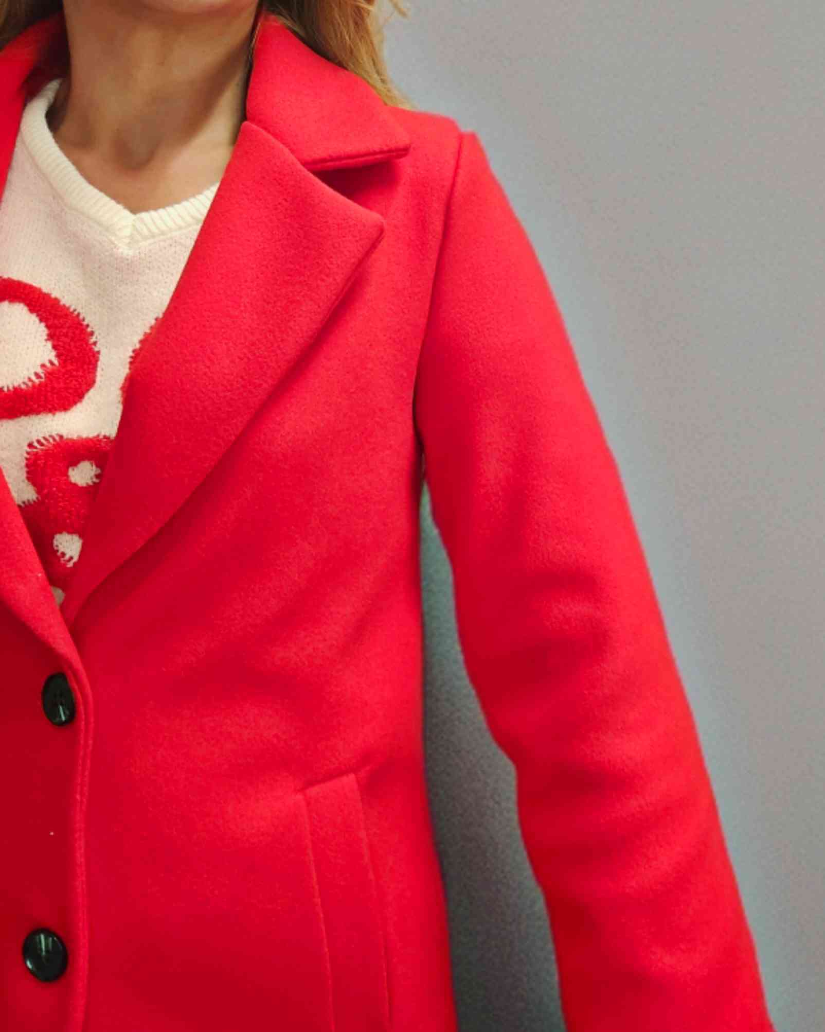 Abrigo paño rojoAbrigo Coat Clásico Rojo Protégete del frio con este abrigo en color rojo confortable y cálido.Sumérgete en un estilo clásico y lujoso con nuestro abrigo de paño rojo. Con cierre de dos botones y solapa estilo blazer, este abrigo te manten