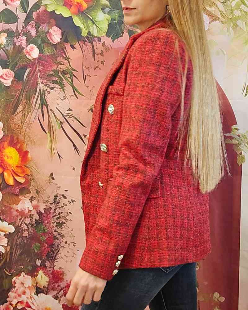 Blazer Chaqueta Cuadros FrankfurtBlazer Frankfurt Chaqueta estilo blazer cruzada con doble abotonadura a la cintura y Botones decorativos en dorado. Tallaje francés. Guia de tallas en las fotos. Características: Material: 100% poliésterNuestra modelo mide