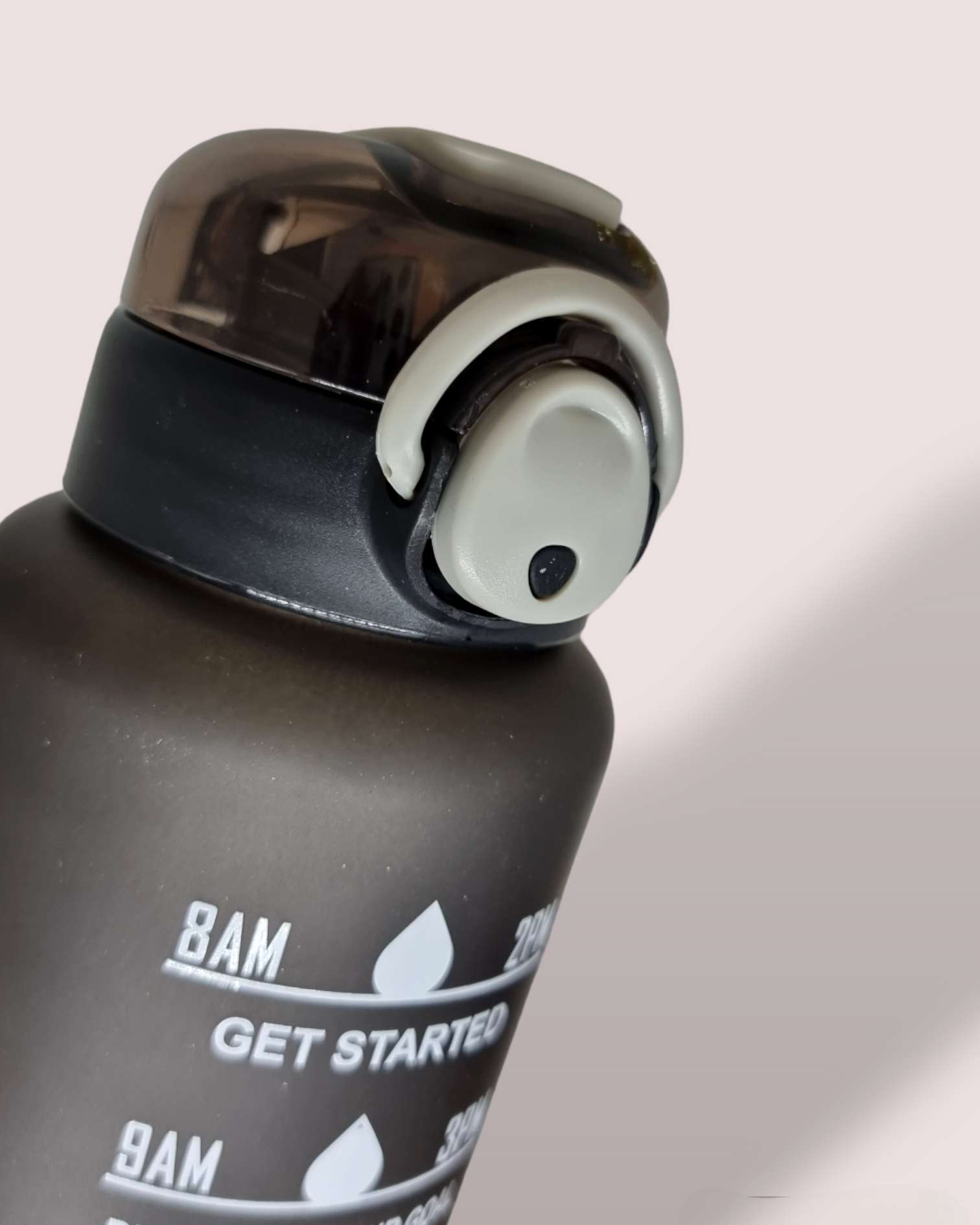 Botella Motivacional Negra | SportflascheDescubre la botella motivacional negra , una botella de agua con estilo que motiva a mantener los niveles de hidratación adecuados. Esta innovadora botella de 1 litro presenta indicadores animando para beber agua y