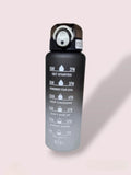 Botella Motivacional Negra | SportflascheDescubre la botella motivacional negra , una botella de agua con estilo que motiva a mantener los niveles de hidratación adecuados. Esta innovadora botella de 1 litro presenta indicadores animando para beber agua y
