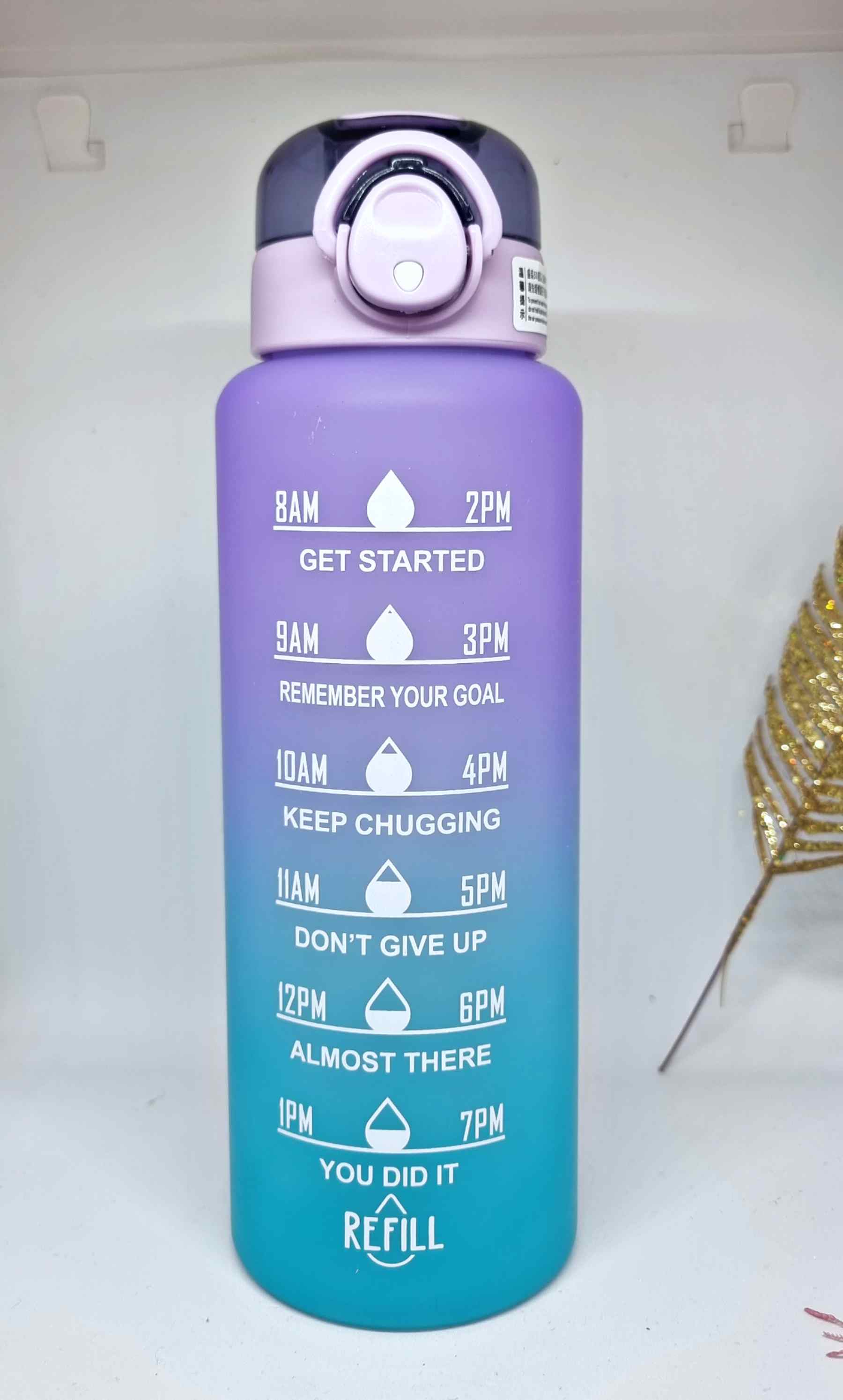 Botella Motivacional 1Litro | Wasser SportflascheBotella agua motivacional. Inspírate a beber agua! Prepárate para tus entrenamientos o tu próxima salida con esta botella motivacional de 1 litro. Diseñada con colores vibrantes para que te mantengas motiva