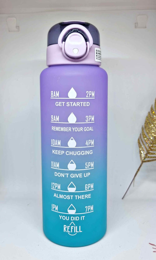 Botella Motivacional 1Litro | Wasser SportflascheBotella agua motivacional. Inspírate a beber agua! Prepárate para tus entrenamientos o tu próxima salida con esta botella motivacional de 1 litro. Diseñada con colores vibrantes para que te mantengas motiva