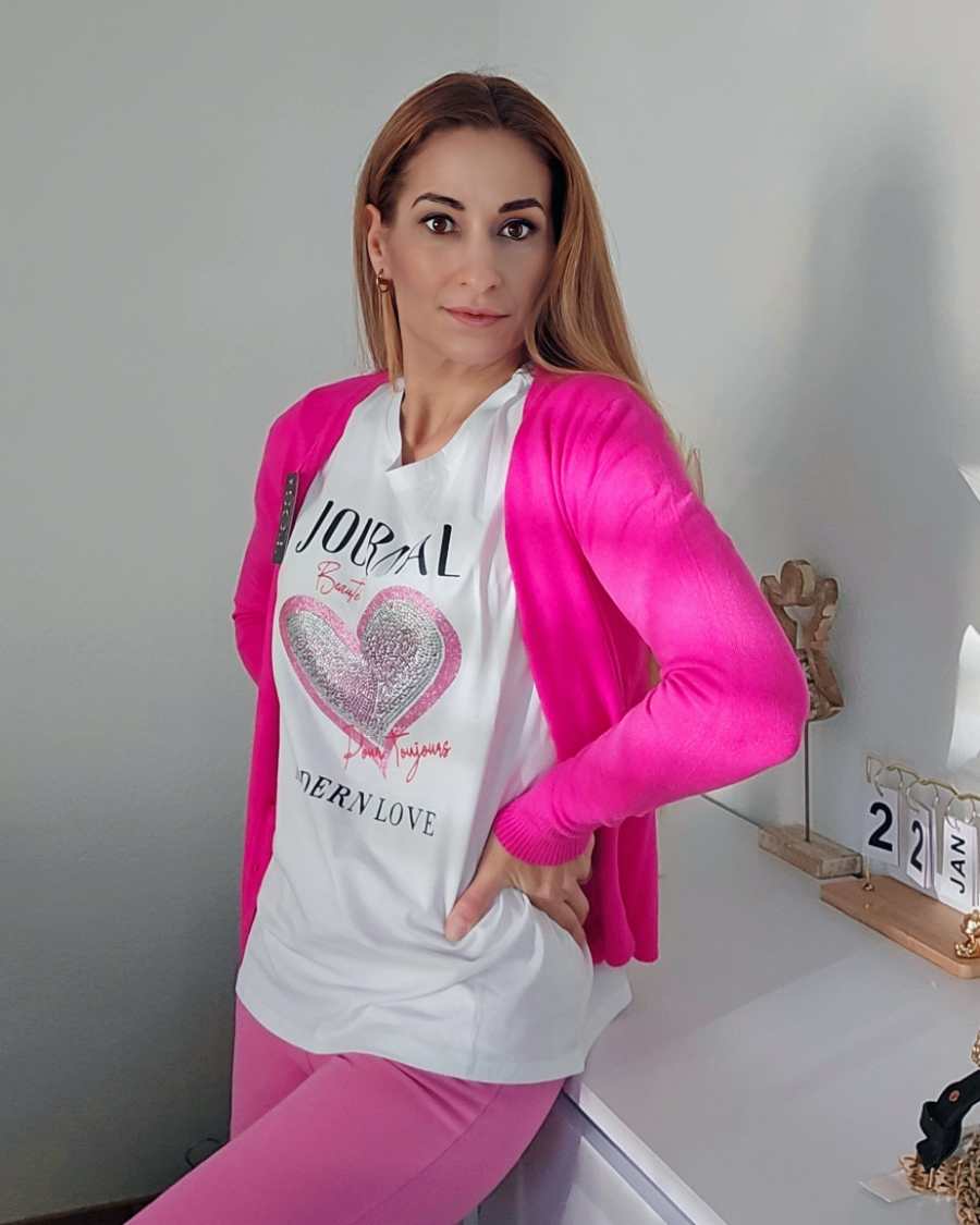 T-Shirt Algodón JournalEsta camiseta de algodón Journal es ideal para cualquier ocasión. Su diseño de corazón con brillantes es elegante y añade un toque de glamour a su look. Con cuello redondo y manga corta, está hecha con 95% de algodón para una comodi