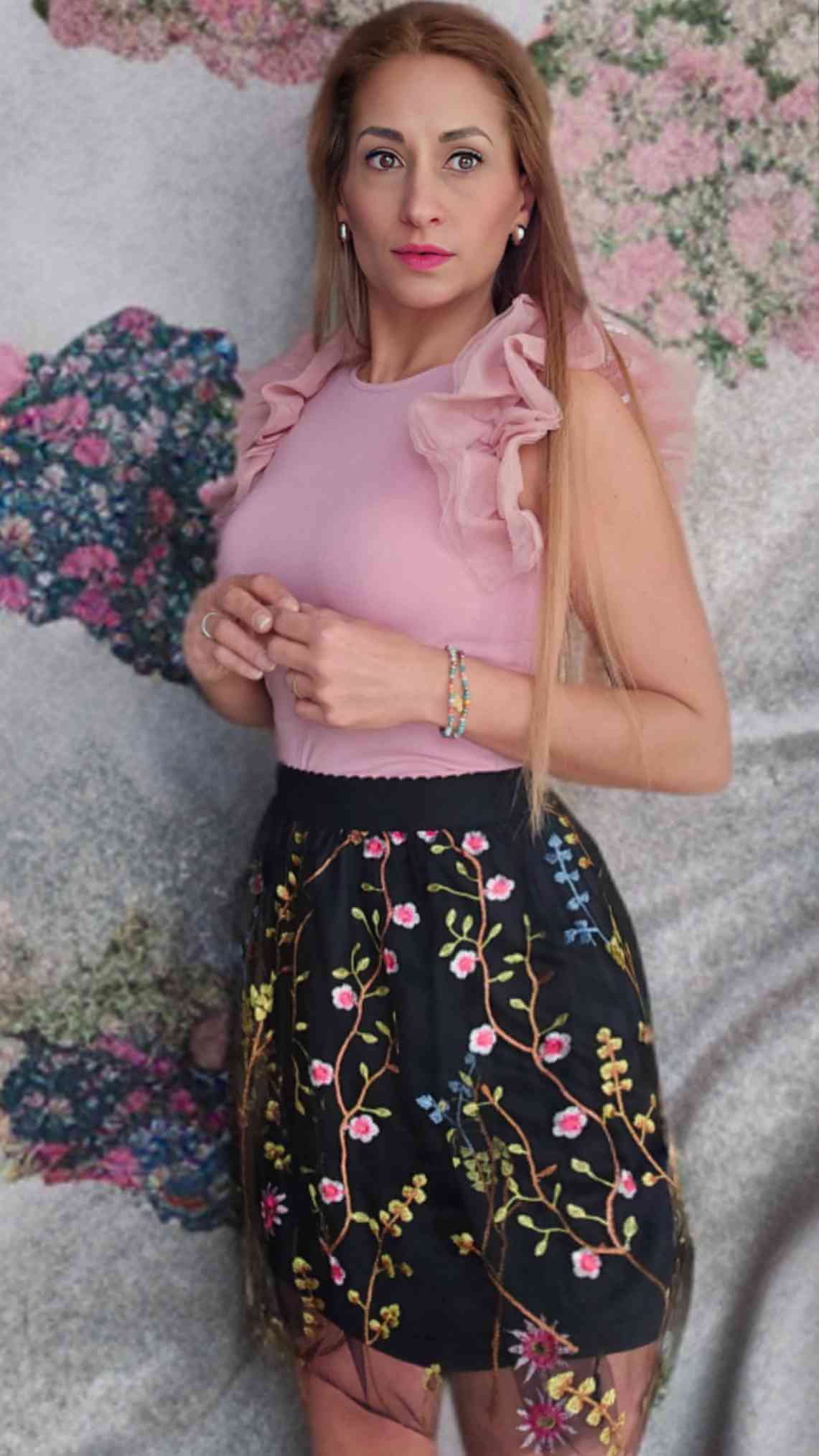 Falda Tul Bordada RoseFalda Bordada cintura engomada. Delicada falda de estilo mini con tul bordado de hermosas flores primaverales. Forro interior. Corte en A y cinturilla elástica. Tallaje europeo. Talla S/M(36/40) L/XL(40/44) Envíos: Suiza 2/4 días Eur