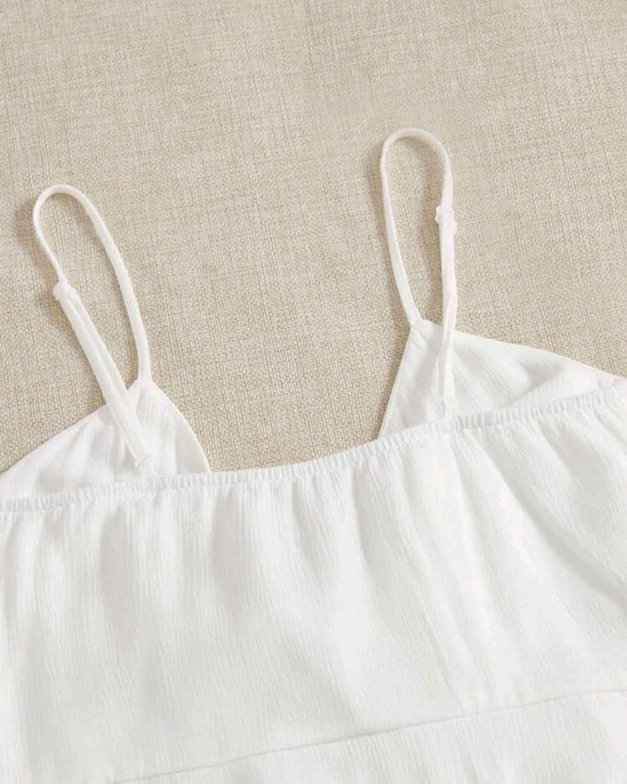 Vestido verano bassa beach¡Prepárate para triunfar este verano con el vestido Bassa Beach! Diseñado con una lujosa lazada en el pecho y tela efecto gasa con forro interior para mayor comodidad. Su cremallera lateral escondida te permite el ajuste perfecto