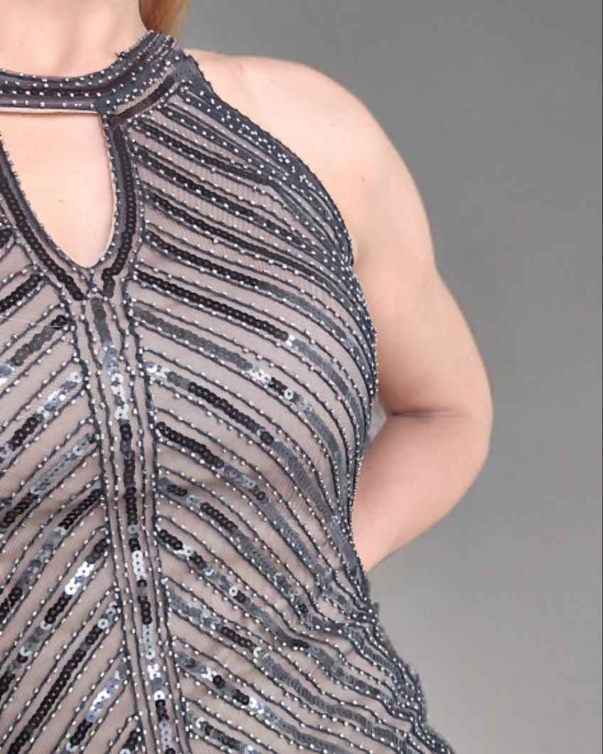 Vestido Paris GlamourösElegante vestido negro con forro color piel ,lentejuelas y delicados brillantes. Cierre por cremallera lateral escondida. Es un poco elastico , por lo que estarás cómoda y radiante a la vez ✨️ Como elegir tu talla? : La talla XS/S c