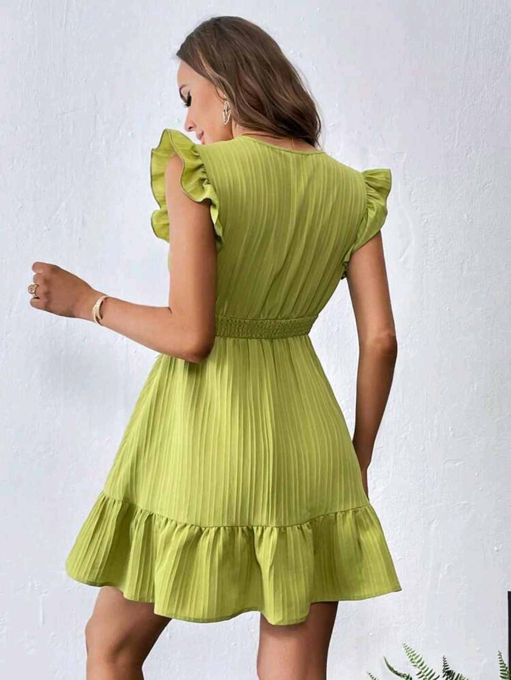 Vestido Volante KarenVestido manga con volante Karen Este vestido es ideal para los días veraniegos. Puedes usarlo con o sin cinturon para crear diferente looks. Manga de volante. Material Poliéster Talla S/M : Pecho hasta 95cm Largo 86cm Talla M/L: Pecho
