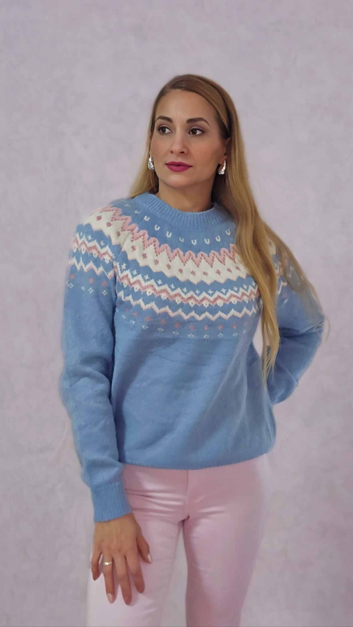 Jersey Cenefa NórdicaJersey cenefa nórdica Jersey de cuello redondo muy suave y con estampado estilo cenefa nordi,a. Disponible en 5 colores Talla unica S-L Envío: Suiza 2/4 días Europa 5/12 días según país