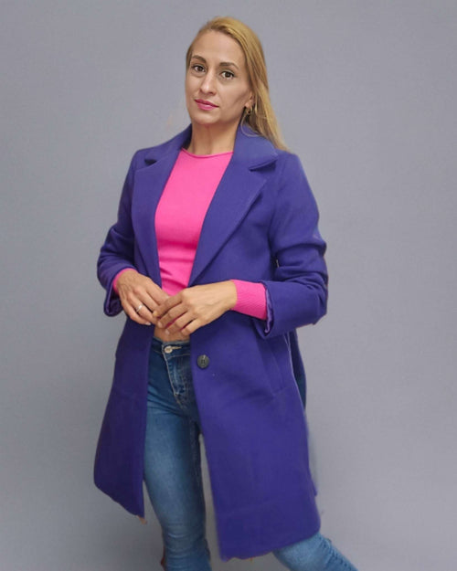 Abrigo paño ViolettAbrigo Coat Clásico Morado Protégete del frio con este abrigo en color violeta confortable y cálido. Envío: Suiza 2/4 días Europa 5/9 días