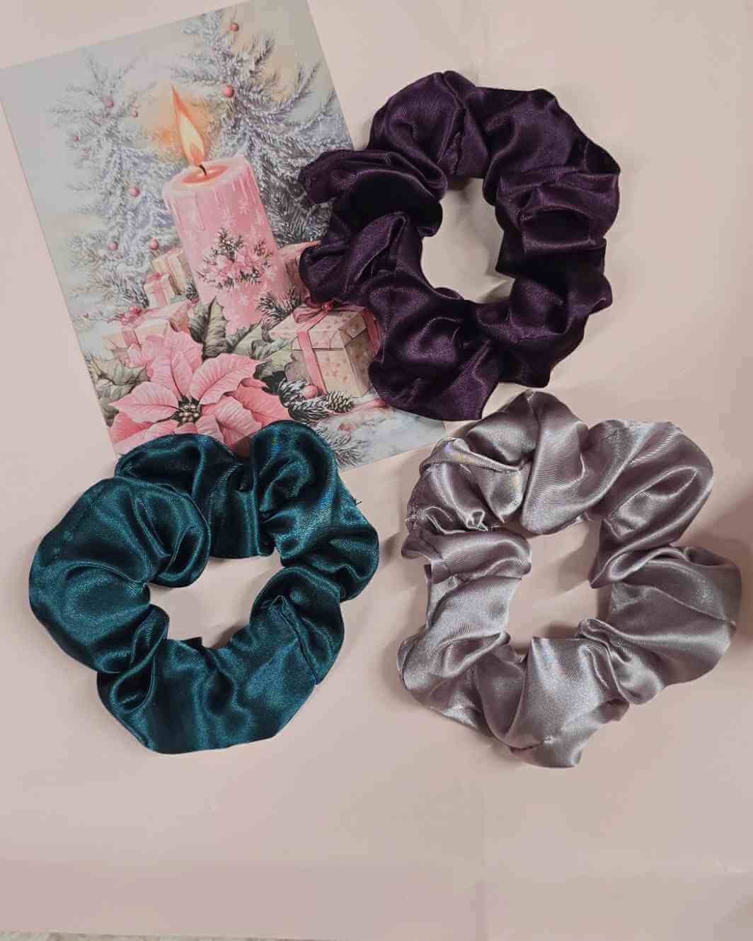 Box Navidad ScrunchiesNo sabes que regalar esta Navidad? Con nuestras box encontrarás el regalo perfecto sin dejarte la cabeza pensando eligiendo el regalo ideal🎄 Incluye: Bufanda XL Tacto cashmere Guantes touch screen gris azulado Scrunchie Box Set 3 Ca