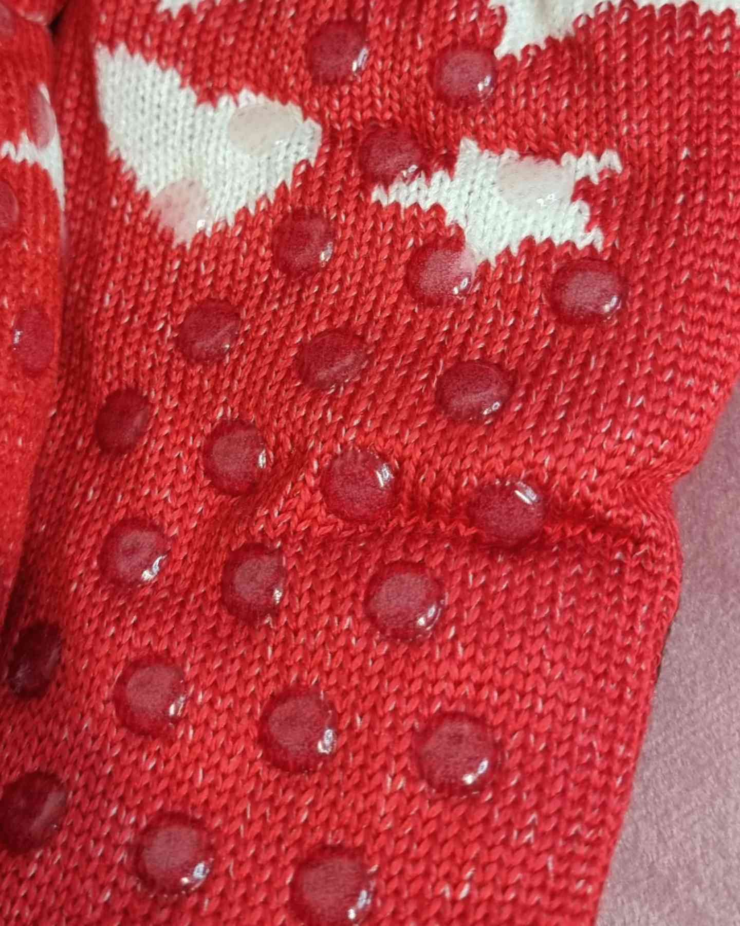 Calcetines Antideslizantes Unicornio¿Has pensado ya en el regalo perfecto esta navidad? Nuestros calcetines antideslizantes de unicornio son la mejor opción! Calientes y forrados al interior, ofrecen comodidad y seguridad. Y si los compras ahora, recibes