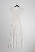 Vestido Fruncido Liso PortugalUn vestido muy versatil para una mujer sofisticada. Este vestido largo con escote bardot y corte fruncido en la parte superior del top, junto a una falda larga y holgada, te hará lucir elegante y exclusiva. Hecho con 95% algo