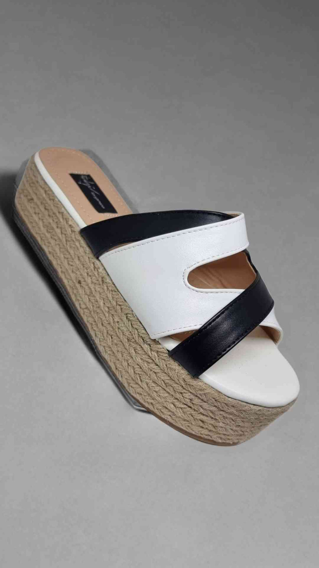 Sandalia plataforma de esparto Vivian (Gr.36)Eleva tu estilo con estas sandalias de plataforma para mujer ! Buscas un calzado comodo y a la moda para este verano? Mira nuestras sandalias de mujer con plataforma! Con su diseño innovador y comodo, estas san