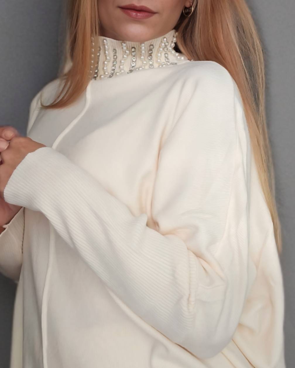 Set Strick Jersey con leggins punto- Crema¡Mantén un aspecto elegante y confortable con nuestro conjunto de Jersey con cuello decorado con brillantes y leggins de punto. Talla unica desde XS hasta 2XL, la elasticidad del leggin garantiza comodidad sin tra