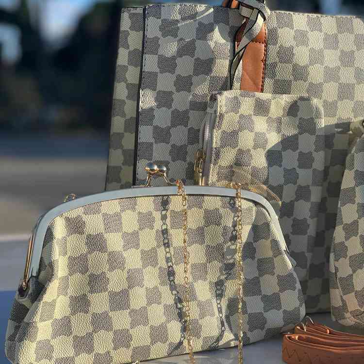 Bolso Set MonogramaBolso Monogram Nápoles Envió: Envió a Suiza 3/7 días Envió a Europa 5/9 días según país. Este set de bolsos de eco piel con diseño de lujo monograma incluye 4 bolsos: 1 bolso de mano, 1 bolso hombro pequeño, 1 bolso de hombro mediano y