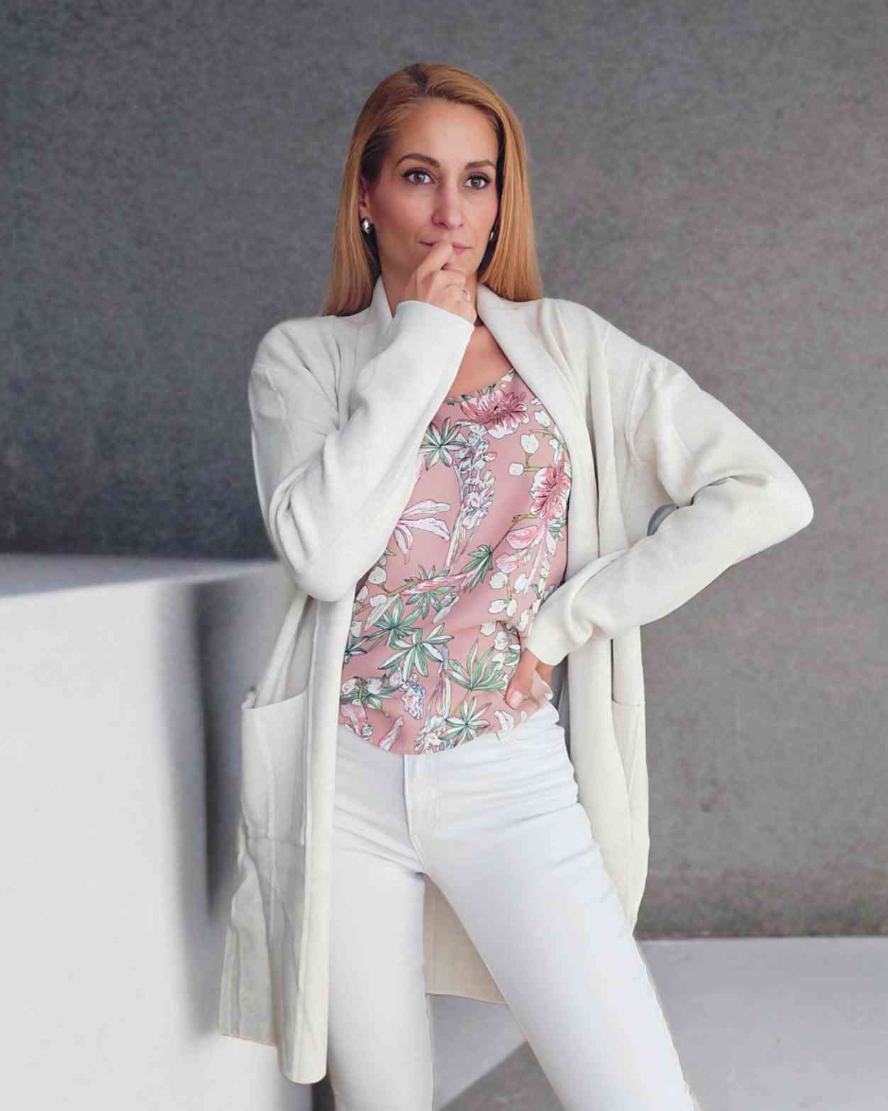 Cardigan Deluxe CremaCardigan Largo crema Abraza la comodidad con nuestro cardigan deluxe verde. Este cardigan largo cuenta con una solapa elegante y 2 bolsillos prácticos. Mantente abrigado y a la moda, todo en uno. ¡Agrégalo a tu guardarropa para un loo