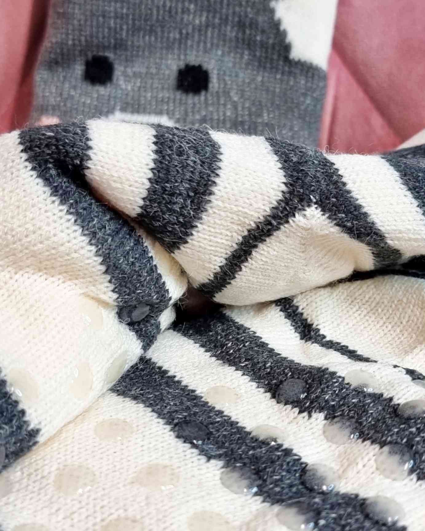 Calcetines Antideslizantes Bear¿Has pensado ya en el regalo perfecto esta navidad? Nuestros calcetines antideslizantes de unicornio son la mejor opción! Calientes y forrados al interior, ofrecen comodidad y seguridad. Y si los compras ahora, recibes una c