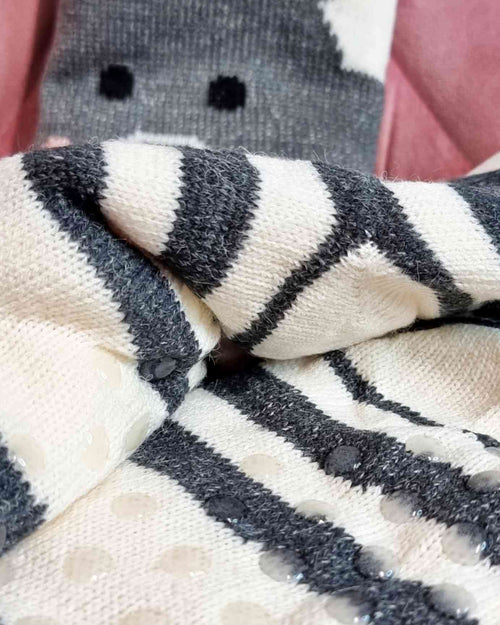 Calcetines Antideslizantes Bear¿Has pensado ya en el regalo perfecto esta navidad? Nuestros calcetines antideslizantes de unicornio son la mejor opción! Calientes y forrados al interior, ofrecen comodidad y seguridad. Y si los compras ahora, recibes una c