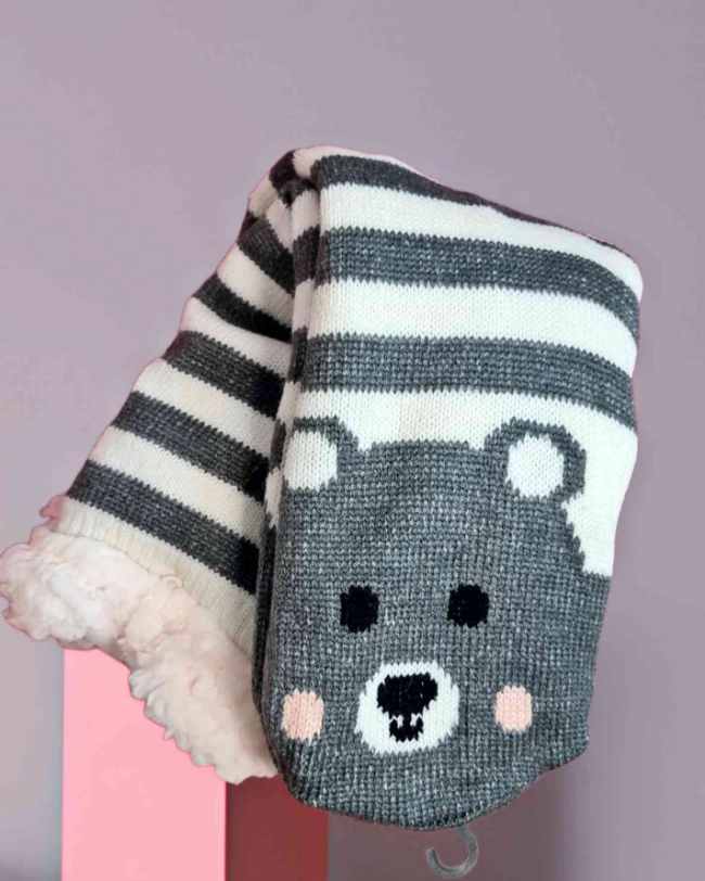 Calcetines Antideslizantes Bear¿Has pensado ya en el regalo perfecto esta navidad? Nuestros calcetines antideslizantes de unicornio son la mejor opción! Calientes y forrados al interior, ofrecen comodidad y seguridad. Y si los compras ahora, recibes una c