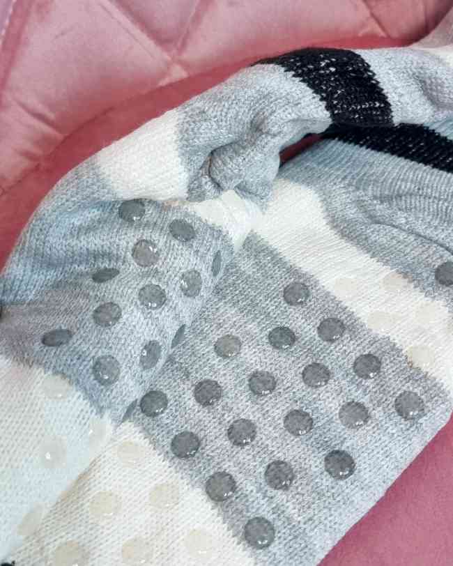 Calcetines Antideslizantes Panda¿Has pensado ya en el regalo perfecto esta navidad? Nuestros calcetines antideslizantes de osito panda son la mejor opción! Calientes y forrados al interior, ofrecen comodidad y seguridad. Y si los compras ahora, recibes un