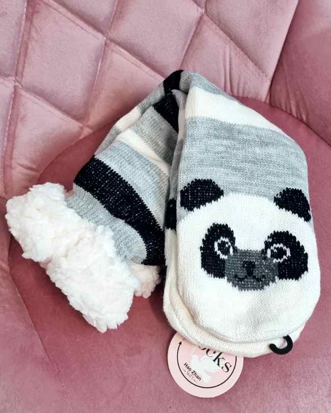 Calcetines Antideslizantes Panda¿Has pensado ya en el regalo perfecto esta navidad? Nuestros calcetines antideslizantes de osito panda son la mejor opción! Calientes y forrados al interior, ofrecen comodidad y seguridad. Y si los compras ahora, recibes un