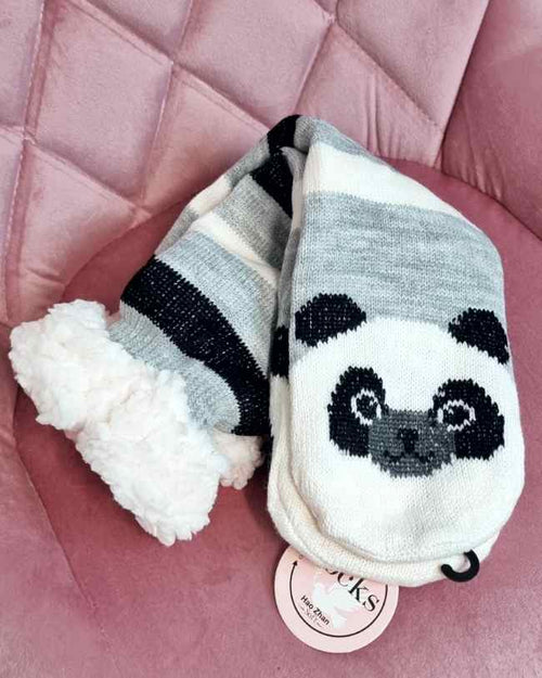 Calcetines Antideslizantes Panda¿Has pensado ya en el regalo perfecto esta navidad? Nuestros calcetines antideslizantes de osito panda son la mejor opción! Calientes y forrados al interior, ofrecen comodidad y seguridad. Y si los compras ahora, recibes un