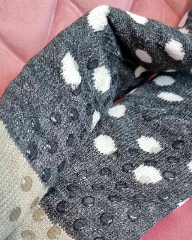 Calcetines Antideslizantes Panda Lunar¿Has pensado ya en el regalo perfecto esta navidad? Nuestros calcetines antideslizantes de osito panda son la mejor opción! Calientes y forrados al interior, ofrecen comodidad y seguridad. Y si los compras ahora, reci