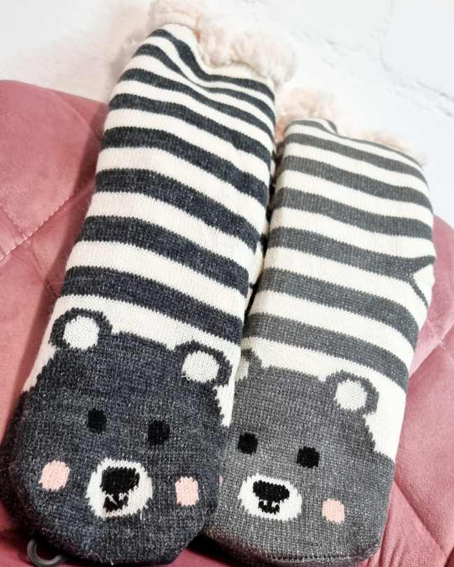 Calcetines Antideslizantes Bear¿Has pensado ya en el regalo perfecto esta navidad? Nuestros calcetines antideslizantes de unicornio son la mejor opción! Calientes y forrados al interior, ofrecen comodidad y seguridad. Y si los compras ahora, recibes una c