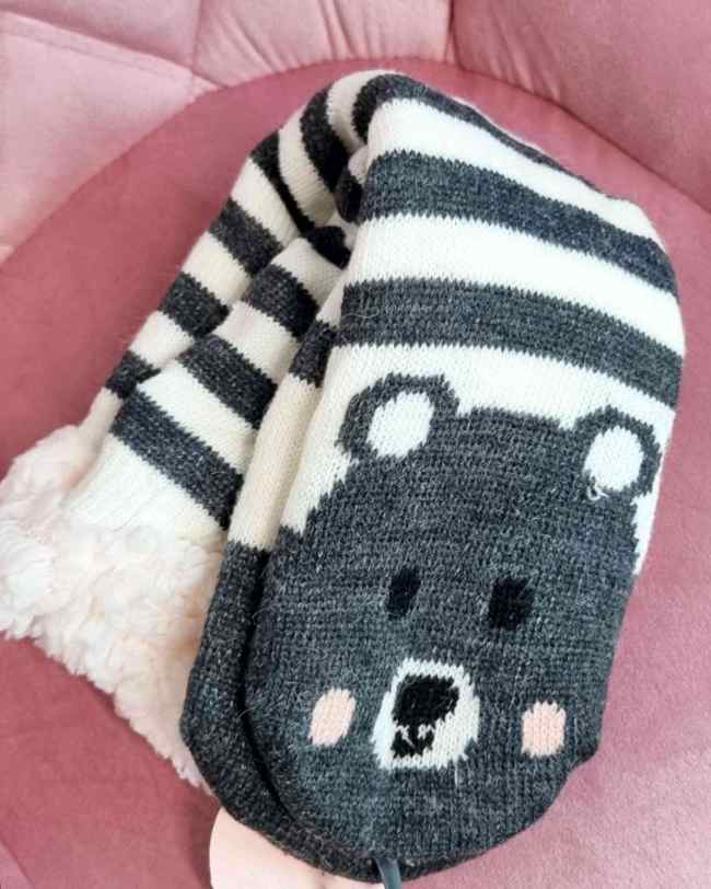 Calcetines Antideslizantes Bear¿Has pensado ya en el regalo perfecto esta navidad? Nuestros calcetines antideslizantes de unicornio son la mejor opción! Calientes y forrados al interior, ofrecen comodidad y seguridad. Y si los compras ahora, recibes una c