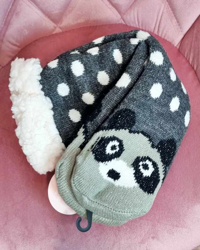 Calcetines Antideslizantes Panda Lunar¿Has pensado ya en el regalo perfecto esta navidad? Nuestros calcetines antideslizantes de osito panda son la mejor opción! Calientes y forrados al interior, ofrecen comodidad y seguridad. Y si los compras ahora, reci