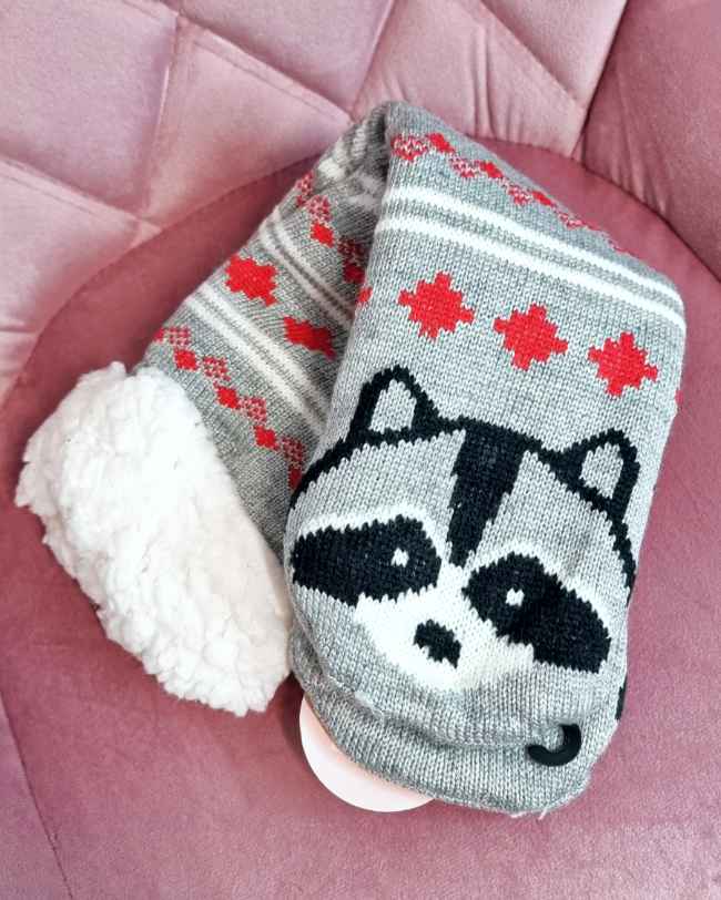 Calcetines Antideslizantes Mapache¿Has pensado ya en el regalo perfecto esta navidad? Nuestros calcetines antideslizantes de mapache son la mejor opción! Calientes y forrados al interior, ofrecen comodidad y seguridad. Y si los compras ahora, recibes una