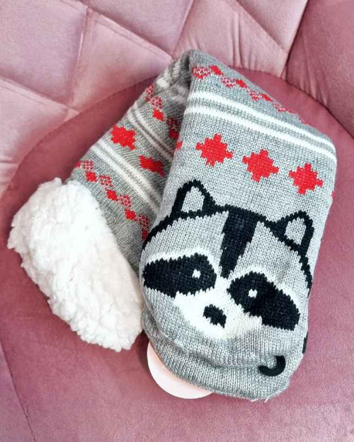 Calcetines Antideslizantes Mapache¿Has pensado ya en el regalo perfecto esta navidad? Nuestros calcetines antideslizantes de mapache son la mejor opción! Calientes y forrados al interior, ofrecen comodidad y seguridad. Y si los compras ahora, recibes una