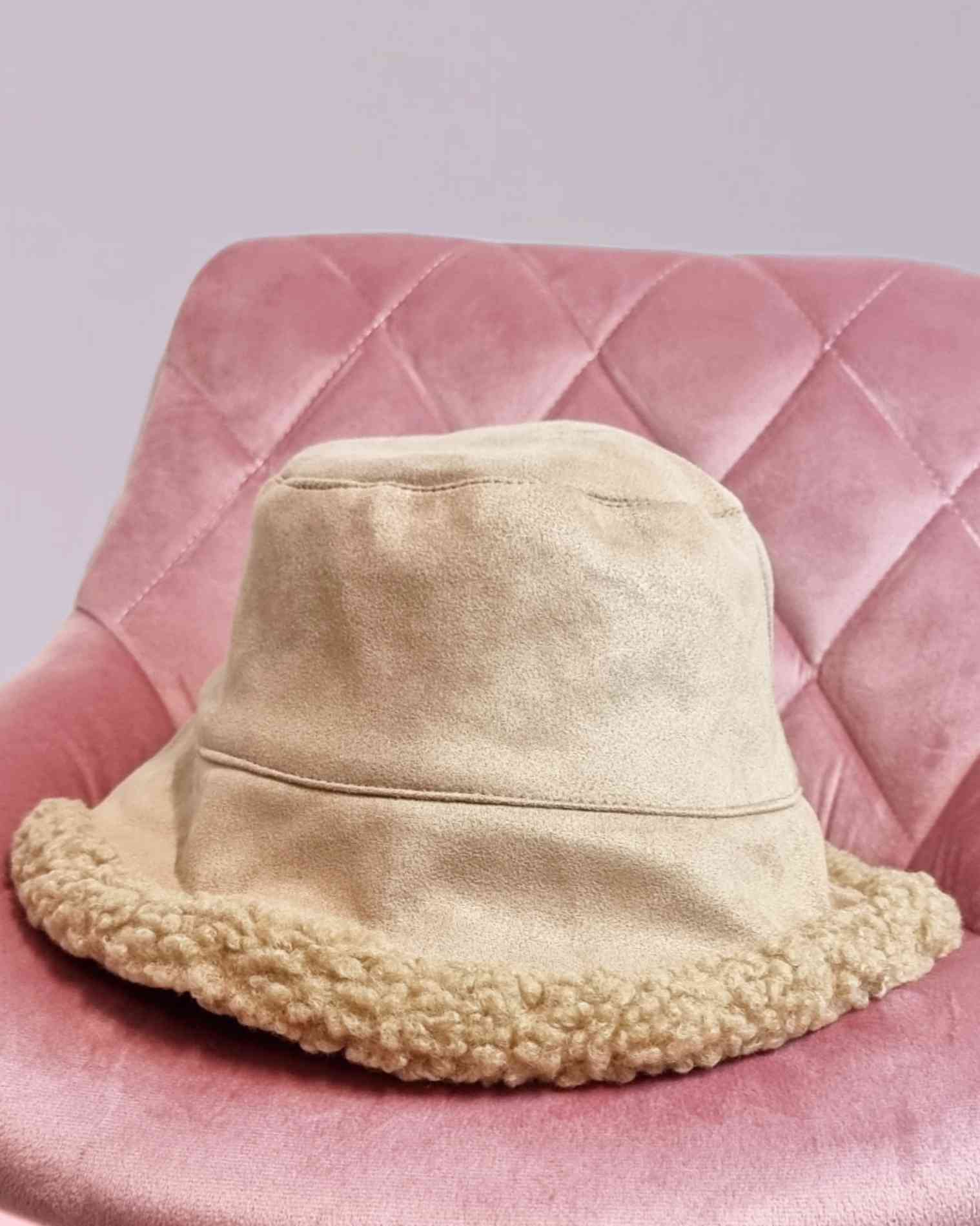 Gorro Fischerhut Reversible Melody¡Gorro Fischerhut Reversible Melody ofrece una combinación única de estilo y funcionalidad. Un lado de ante para un toque de frescura y otro de pelo, para mantenerte al calor. Es una adición moderna que seguramente hará d