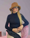 Gorro Reversible Rihanna¡Este sombrero Rihanna reversible es toda una sorpresa! El lado de suave ante para cuando quieras darle un toque de frescura y el de pelo para mantener tu estilo con el frío. ¡Tú y tu cabeza nunca habían estado tan calientes! Consí