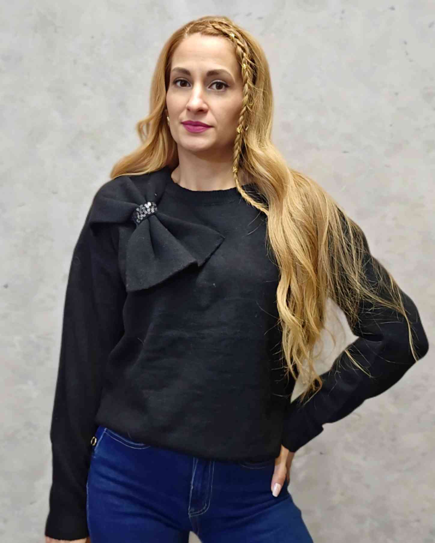 Jersey Pulli Schleife - 5 ColoresJersey Pullover Schleife El jersey perfecto para esta temporada es cálido, suave y cómodo. El lazo, con pequeños brillos decorativos de lentejuelas, le ofrece un toque festivo a cualquier look.✨️ •Talla unica S/2XL (36-44)