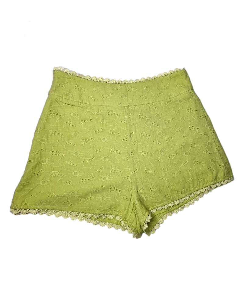 Short Calados AlgodónShort Calados Verdes Algodón Unos pantalones cortos para que te sientas cómoda y libre para moverte! Estos pantalones de algodón permiten a tu piel respirar ya que son livianos y refrescantes. La cinturilla decorada y el forro interio