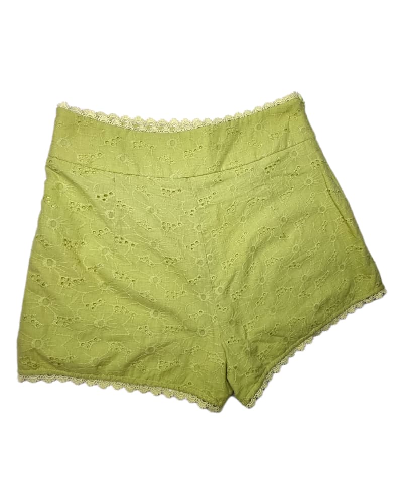 Short Calados AlgodónShort Calados Verdes Algodón Unos pantalones cortos para que te sientas cómoda y libre para moverte! Estos pantalones de algodón permiten a tu piel respirar ya que son livianos y refrescantes. La cinturilla decorada y el forro interio