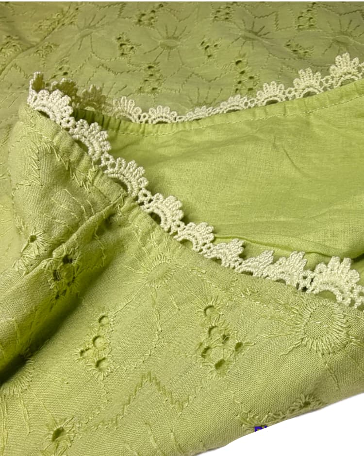 Short Calados AlgodónShort Calados Verdes Algodón Unos pantalones cortos para que te sientas cómoda y libre para moverte! Estos pantalones de algodón permiten a tu piel respirar ya que son livianos y refrescantes. La cinturilla decorada y el forro interio