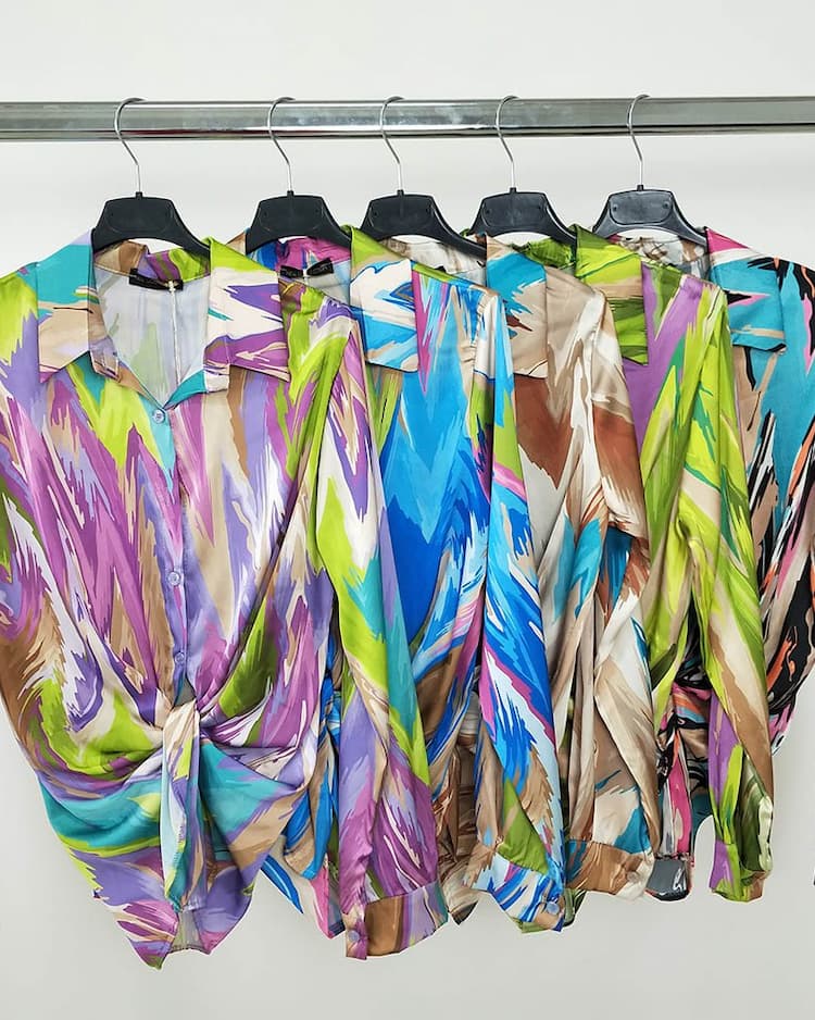 Camisa Mujer Tacto Raso - MelaniaBlusa Estampada Primavera Llego el tiempo de color! Y con el, las prendas mas energizantes del año. Nuestra blusa estampada de tacto raso para mujer, es suave como las flores de la primavera e ideal para usar con tus jeans