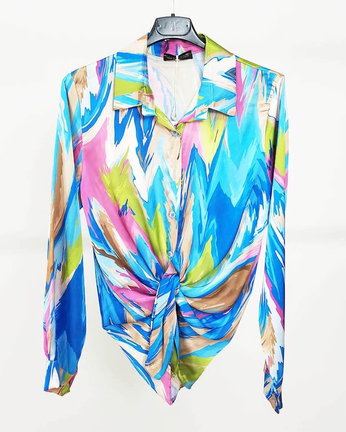 Camisa Mujer Tacto Raso - MelaniaBlusa Estampada Primavera Llego el tiempo de color! Y con el, las prendas mas energizantes del año. Nuestra blusa estampada de tacto raso para mujer, es suave como las flores de la primavera e ideal para usar con tus jeans