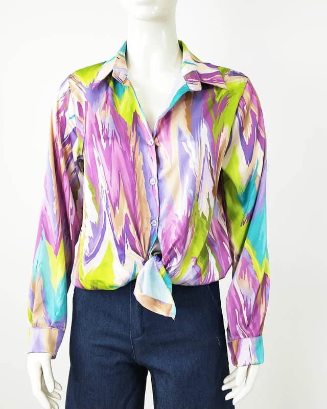 Camisa Mujer Tacto Raso - MelaniaBlusa Estampada Primavera Llego el tiempo de color! Y con el, las prendas mas energizantes del año. Nuestra blusa estampada de tacto raso para mujer, es suave como las flores de la primavera e ideal para usar con tus jeans